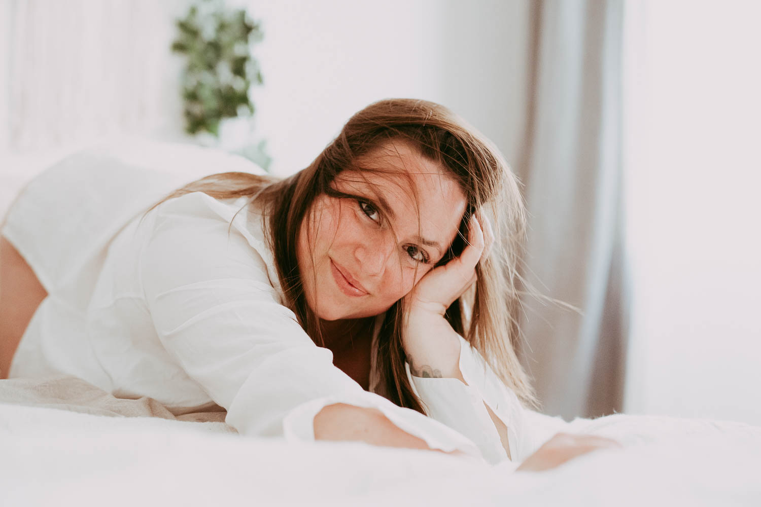 Boudoir Fotos in Wien und Niederösterreich auf Bett - hell